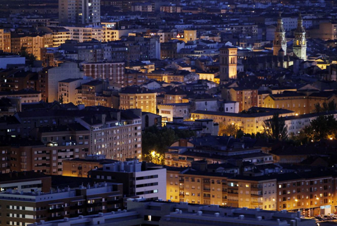 Ciudad de Logroño iluminada de noche