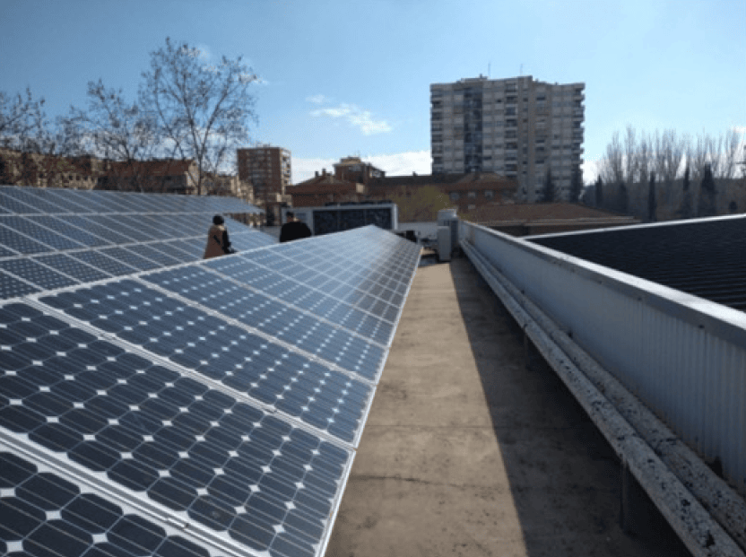 Placas solares en el tejado del complejo deportivo